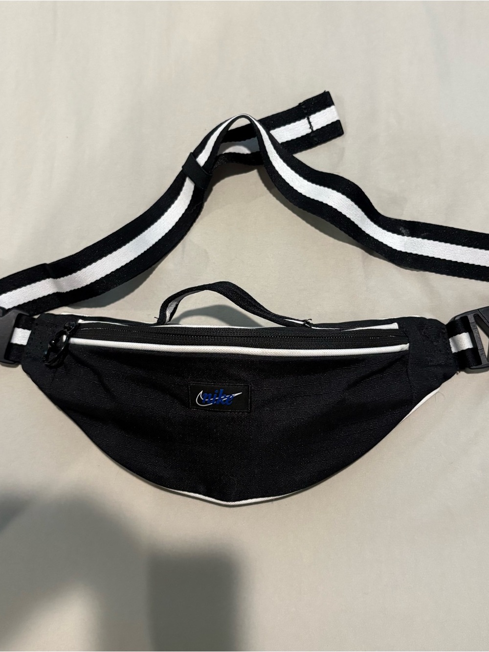 Nike Heritage Retro Hip Bag. Unisex